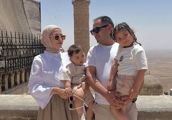 Muslim family visiting a historic mosque during their holiday in Türkiye.